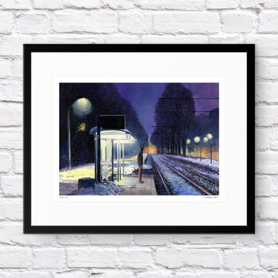 "Lonely" autorstwa Joanny Karpowicz - Anubis czekający na śnieżnym przystanku tramwajowym podczas zimowego wieczoru.
