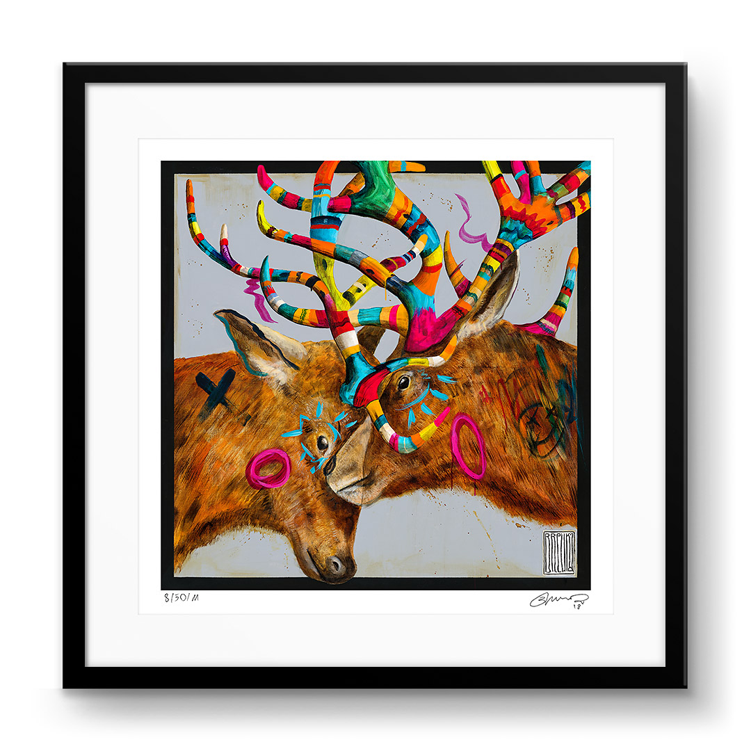 "Stop" autorstwa Wojciecha Brewki — dynamiczna kompozycja dwóch jeleni zderzających się kolorowymi porożami.